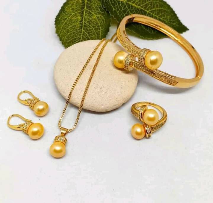 featured image kalung mutiara Lombok South Sea di atas kain beludru benang sutra simpul restring perlu diganti