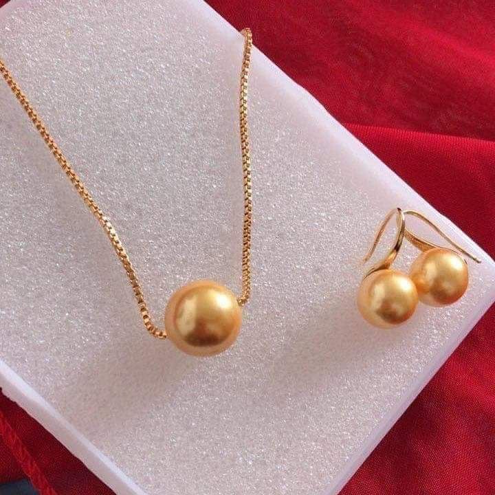 Strand of genuine South Sea pearls with certificate of authenticity