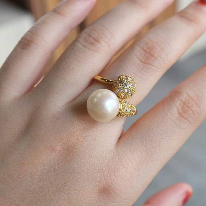 detail simpul benang sutra kalung mutiara Lombok kendur kuning tanda harus restring dan perbandingan benang baru